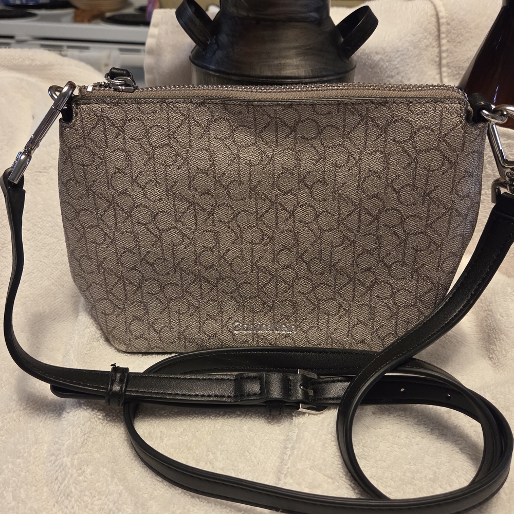 VEUC Calvin Klein Signature Crossbody Bag in Tan and Black PRETTY !!
